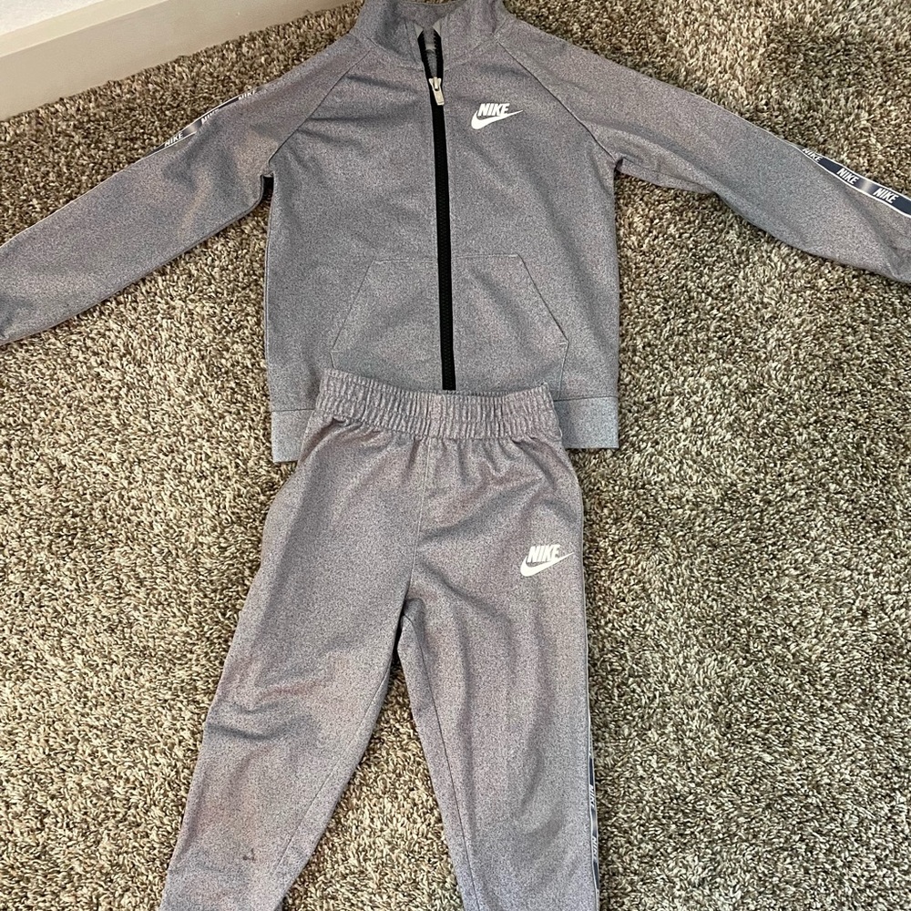 Toddler nike track suit size 4T